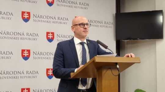 Na snímke je exminister školstva Branislav Gröhling (SaS) počas tlačovej konferencie strany SaS k novele školského zákonu.