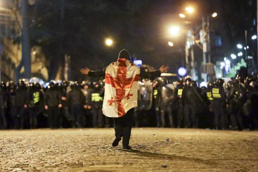 Gruzínska vládna strana po protestoch stiahla zákon o zahraničných agentoch