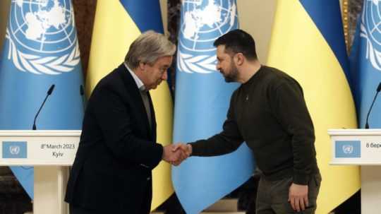 Generálny tajomník OSN António Guterres (vľavo) a ukrajinský prezident Volodymyr Zelenskyj.