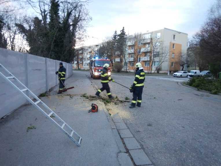 Hasiči majú za sebou viac ako 150 výjazdov pre nepriaznivé počasie