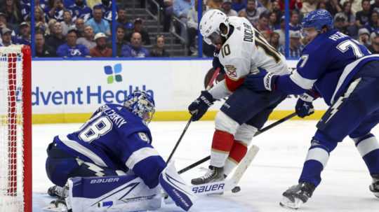 Na snímke zľava ruský brankár Tampy Andrej Vasilevskij, hráč Floridy Anthony Duclair a obranca Tampy Victor Hedman v zápase hokejovej NHL Tampa Bay Lightning - Florida Panthers v noci na 1. marca 2023.