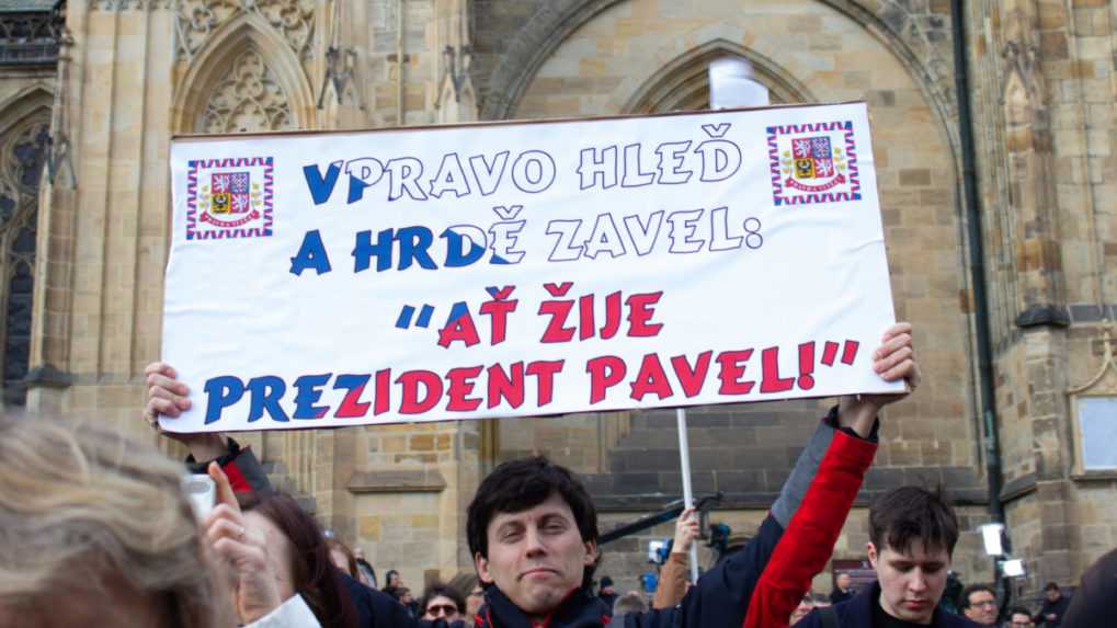 Na snímke podporovateľ nového českého prezidenta Petra Pavla s transparentom.