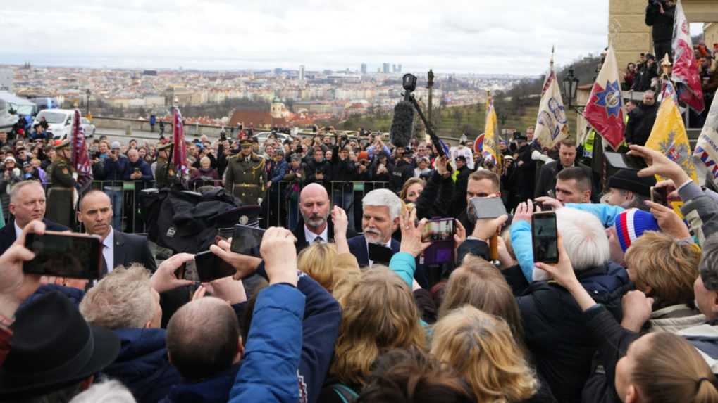 Nový český prezident Petr Pavel obklopený davom ľudí pred Pražským hradom.