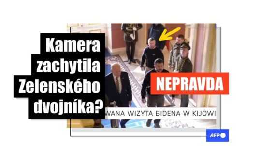 Na snímke v popredí americký prezident Joe Biden a ukrajinský prezident Volodymyr Zelenskyj. V pozadí (v strede) šéf Zelenského ochranky Maksym Donec, ktorého na sociálnych sieťach nepravdivo označovali ako prezidentovho dvojníka.