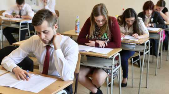 Študenti počas písomnej maturitnej skúšky na Gymnáziu Ľudovíta Štúra v Trenčíne.