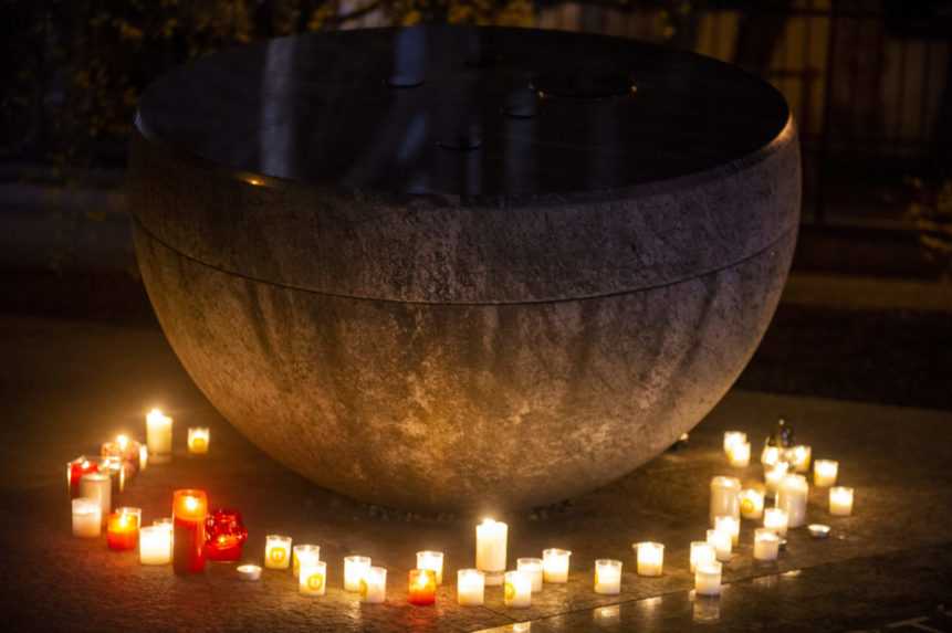 Pamätník Sviečkovej manifestácie v Bratislave.