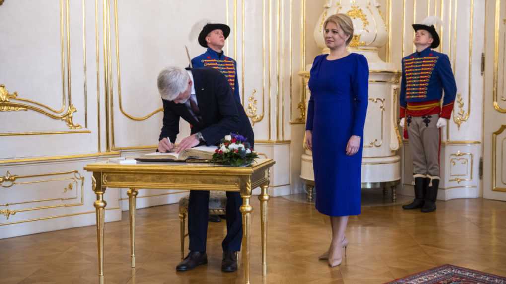 Na snímke český prezident Petr Pavel sa podpisuje do knihy hostí a vpravo slovenská prezidentka Zuzana Čaputová v Prezidentskom paláci
