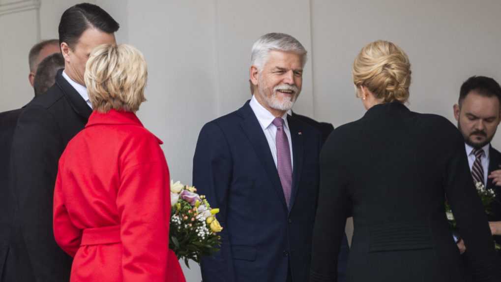 Na snímke Zuzana Čaputová víta usmievajúceho sa českého prezidenta Petra Pavla.