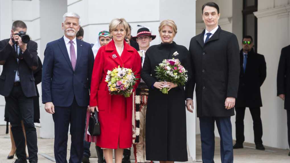 Na snímke zľava český prezident Petr Pavel, jeho manželka Eva Pavlová s kyticou v červenom kabáte, prezidentka SR Zuzana čaputová s kyticou v čiernom kabáte a jej partner Juraj Rizman