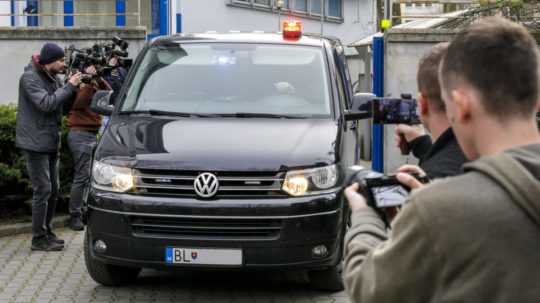 Polícia priváža obvineného Adama Puškára na súd.