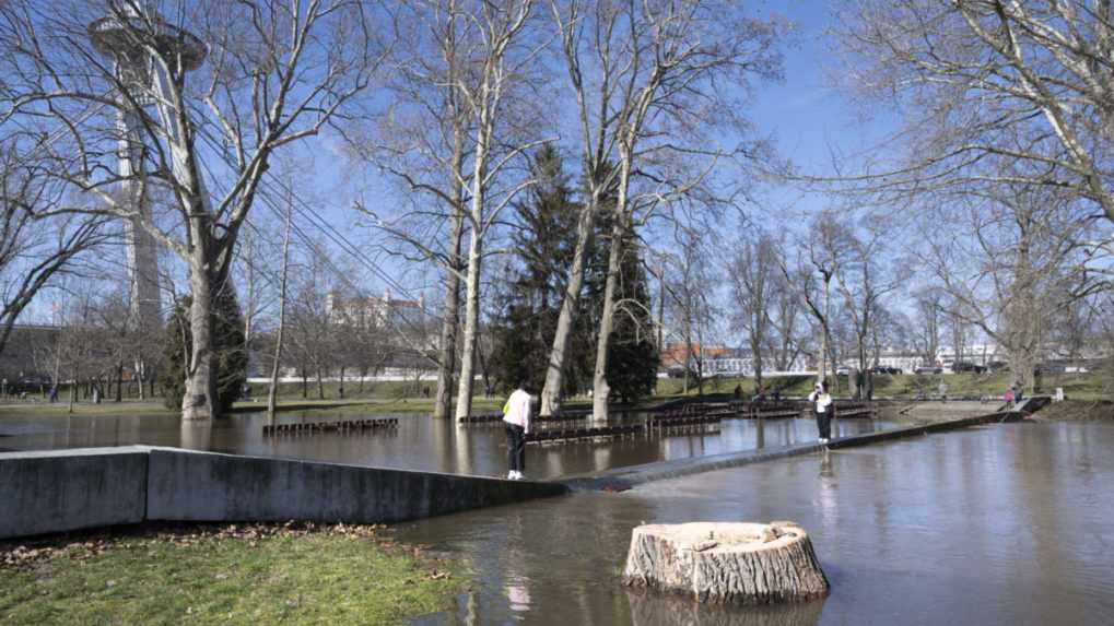 Poškodený vodovod, ktorý spôsobil záplavu v Sade Janka Kráľa, opravili