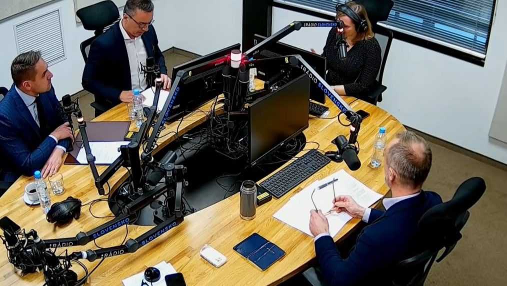 Na snímke je štúdio s hosťami Sobotných dialógov.