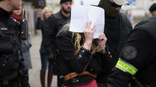 Na archívnej snímke Sheila Szmereková prichádza na rozhodovanie o vzatí do väzby na Špecializovaný trestný súd (ŠTS) v Banskej Bystrici.