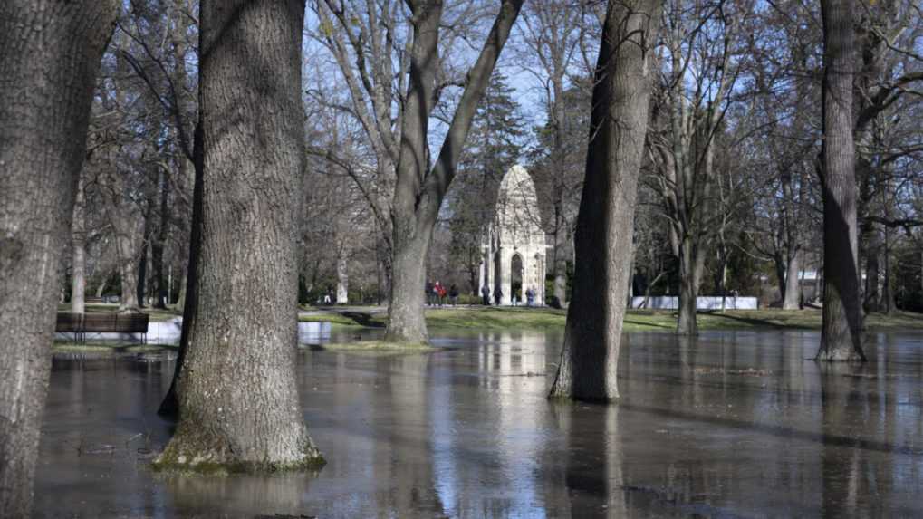 Zaplavená časť Sadu Janka Kráľa v Bratislave.