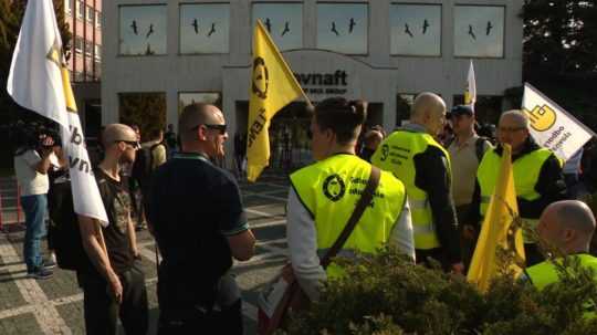 na snímke protestujúci v reflexných vestách