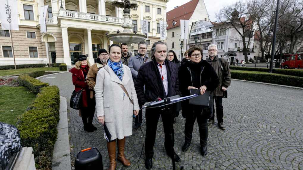 Na snímke v popredí zľava sólistka Opery SND Terézia Kružliaková, emeritný sólista SND Juraj Peter a bývalá riaditeľka kancelárie riaditeľa SND Alžbeta Bednáriková.