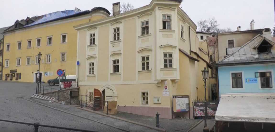 Požiar v Banskej Štiavnici: Zhorené strechy musia prekryť. Objavil sa však ďalší problém