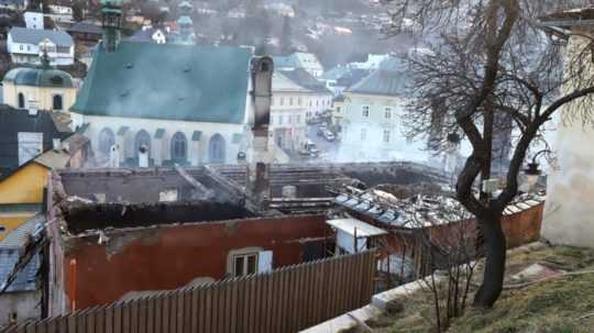 Na snímke sú požiarom poškodené budovy v centre Banskej Štiavnice.