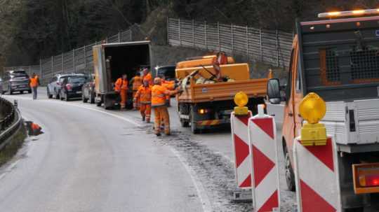 Cestári odstraňujú vodiace pruhy na ceste pod Strečnom.