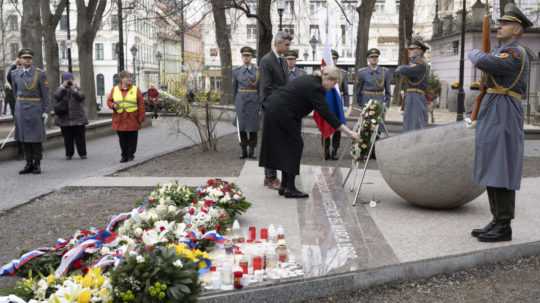 Na snímke splnomocnenka vlády SR pre ochranu slobody vierovyznania alebo presvedčenia Anna Záborská pri kladení venca pri pamätníku Sviečkovej manifestácie pri príležitosti 35. výročia Sviečkovej manifestácie.