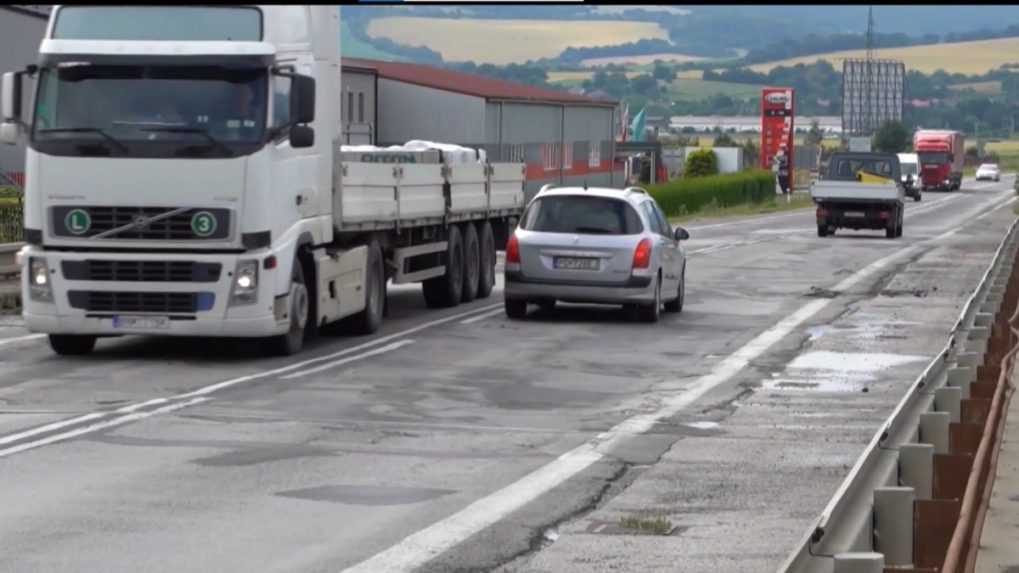 Pri Trenčíne opravujú panelovú cestu. Vodiči musia počítať s obmedzeniami