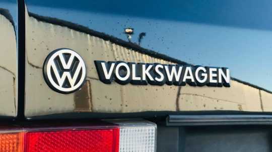 Na snímke nápis volkswagen na aute