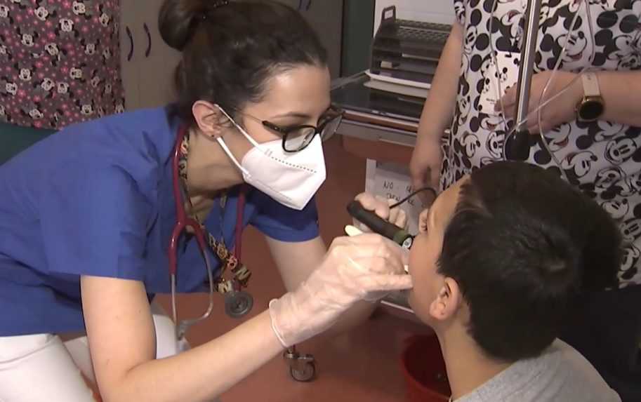 doktorka vyšetruje detského pacienta