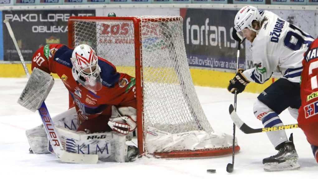 Zľava brankár Zvolena Adam Trenčan a Róbert Džugan (Spišská Nová Ves).