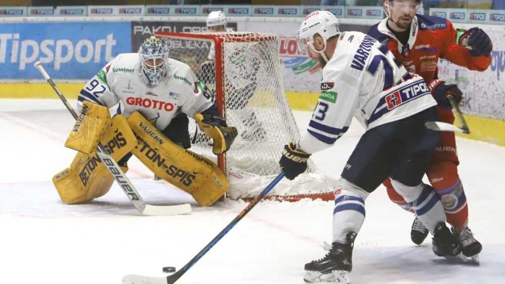 Zľava brankár Spišskej Novej Vsi Marcel Melicherčík, Lukáš Vartovník (Spišská Nová Ves) a Patrik Marcinek (Zvolen).