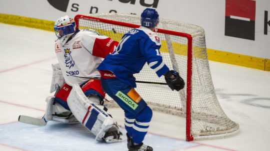 Martin Gernát v nájazde v prípravnom zápase pred MS 2023 v hokeji ČR - Slovensko.