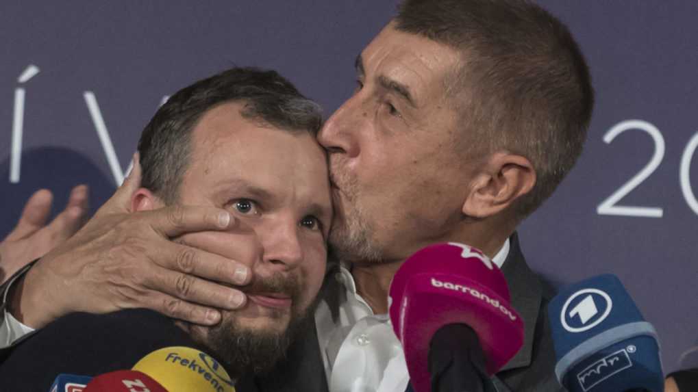Vpravo predseda hnutia ANO Andrej Babiš a vľavo šéf sociálnych sietí Marek Prchal po skončení volieb do Poslaneckej snemovne českého parlamentu.