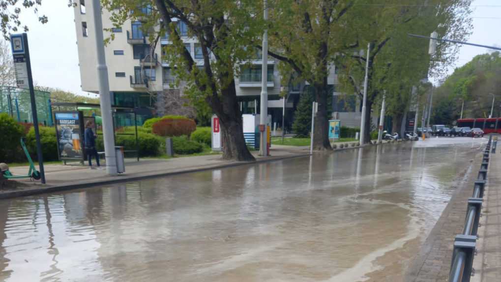 V kopci nad Nábrežím armádneho generála Ludvíka Svobodu v Bratislave prasklo veľké vodovodné potrubie.