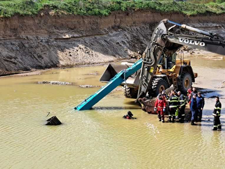 Na snímke je žeriav a záchranné zložky.
