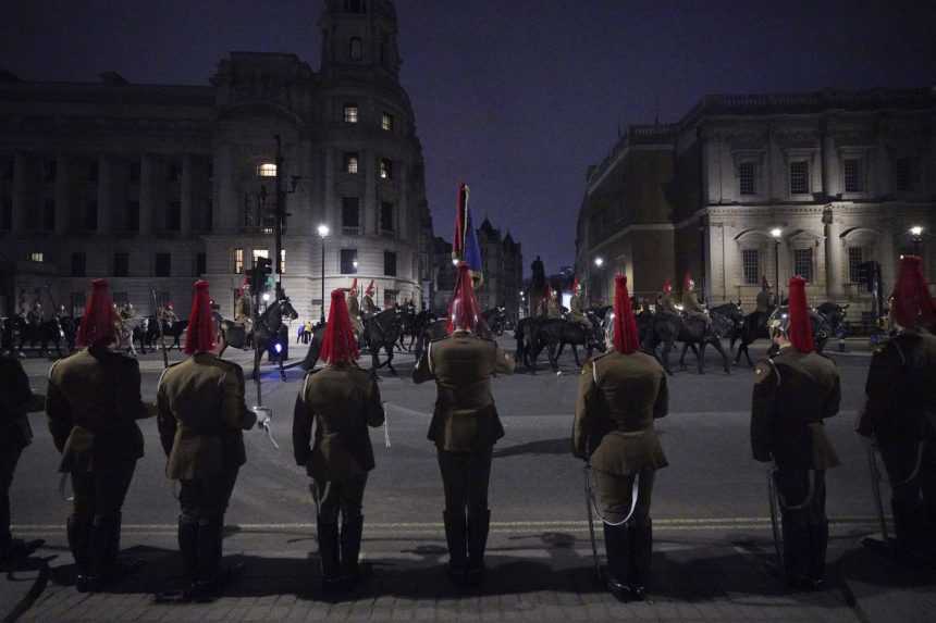 Na snímke sú vojaci počas nácvikov na korunováciu britského kráľa Karola Tretieho.