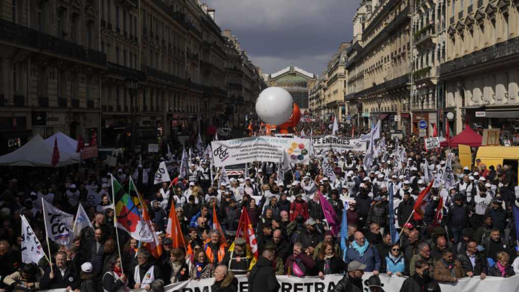 Účastníci demonštrácie proti dôchodkovej reforme v Paríži.