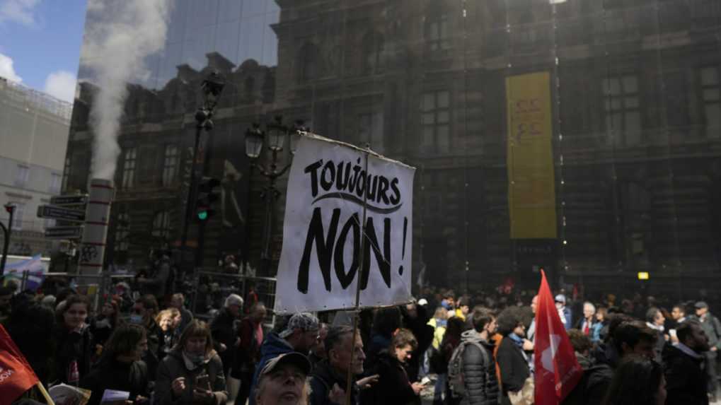 Demonštranti protestujú počas demonštrácie proti reforme dôchodkového systému v Paríži.