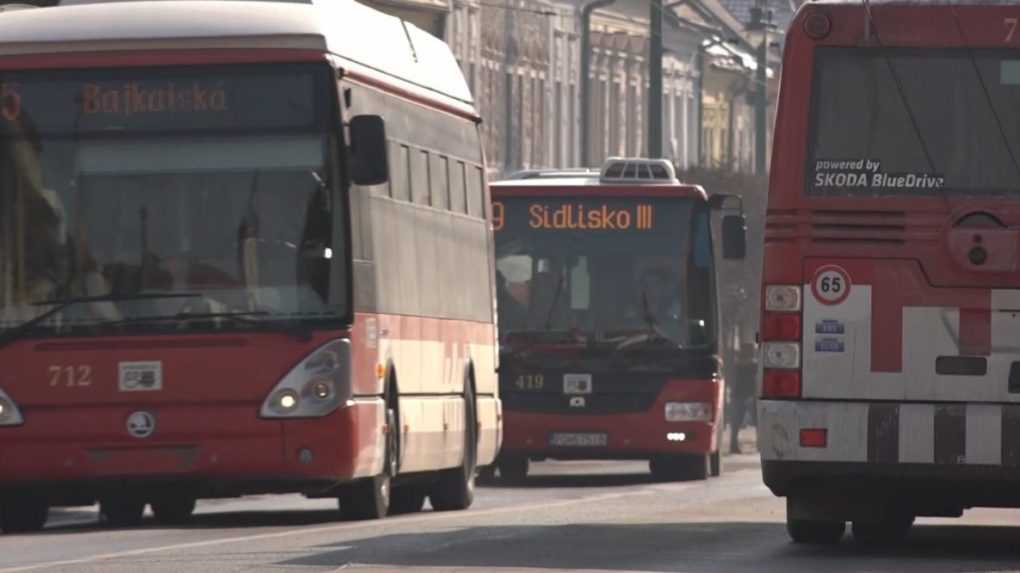 Košickému dopravnému podniku chýba asi 50 vodičov. Ponúka tisícové finančné príspevky