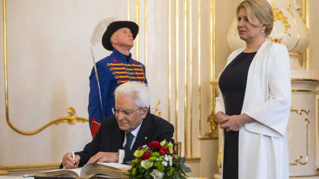 Podpisovanie talianskeho prezidenta do knihy návštev.