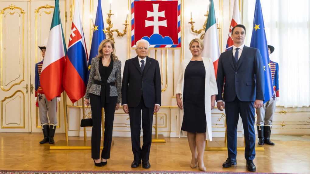 Na snímke vľavo taliansky prezident Sergio Mattarella s dcérou Laurou a slovenská prezidentka Zuzana Čaputová s partnerom Jurajom Rizmanom.
