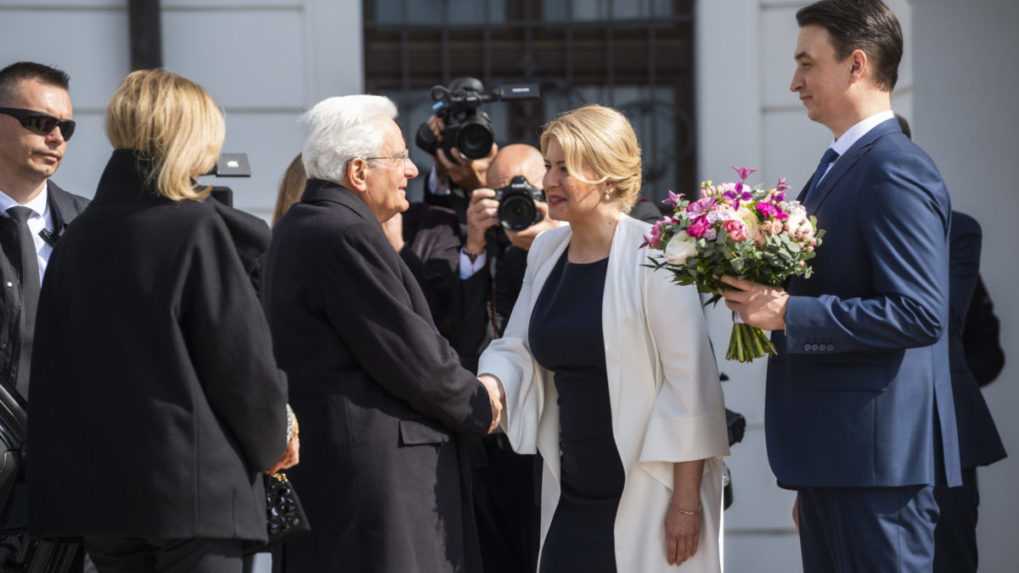 Slovenská prezidentka Zuzana Čaputová víta v Prezidentskom paláci talianskeho prezidenta Sergia Mattarella a jeho dcéru Lauru.
