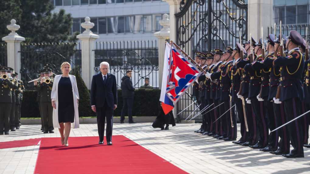 Prehliadka čestnej stráže počas uvítacieho ceremoniálu na prednom nádvorí Prezidentského paláca.