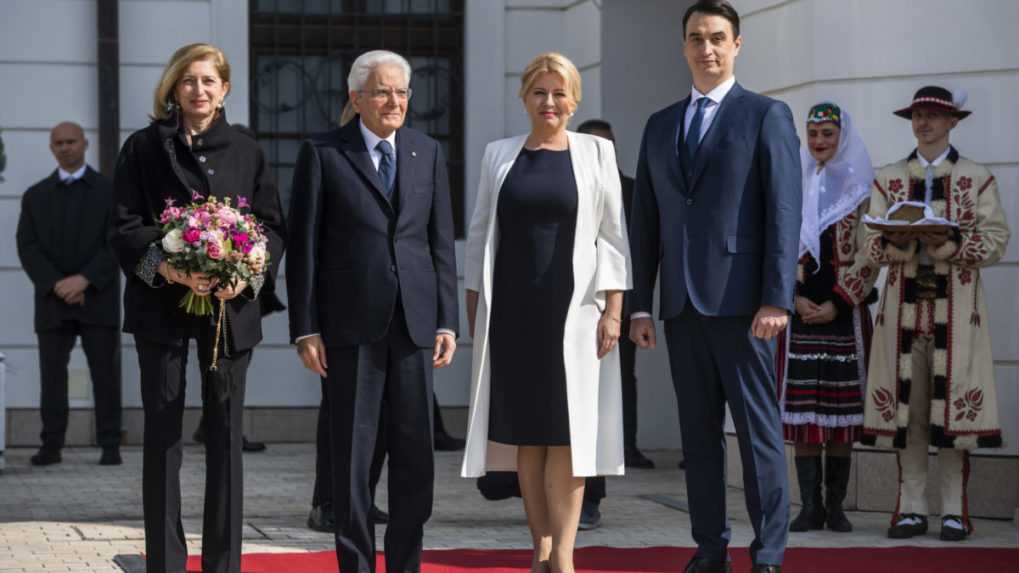 Vľavo taliansky prezident Sergio Mattarella s dcérou Laurou a slovenská prezidentka Zuzana Čaputová s partnerom Jurajom Rizmanom pre Prezidentským palácom.