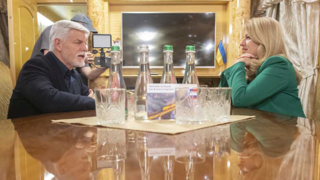 Na snímke slovenská prezidentka Zuzana Čaputová a český prezident Petr Pavel diskutujú vo vlaku počas nočnej cesty na Ukrajinu.