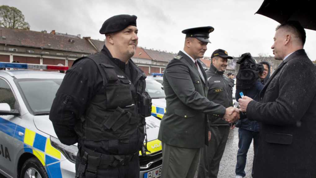 Roman Mikulec odovzdáva policajtom vozidlá s novým polepom.