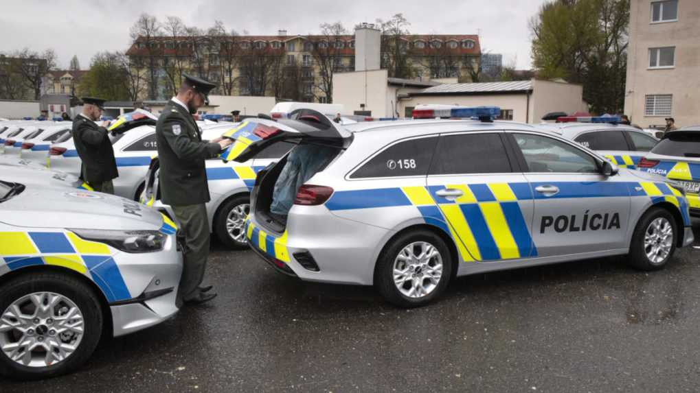 Na snímke policajt otvára kufor auta s novým polepom