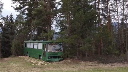 Na snímke starý nepojazdný autobus v lese.