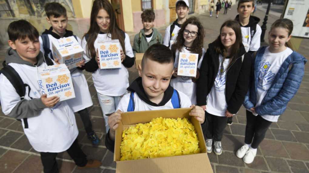 Deti počas 27. ročníka verejno-prospešnej zbierky Dňa narcisov v Košiciach.