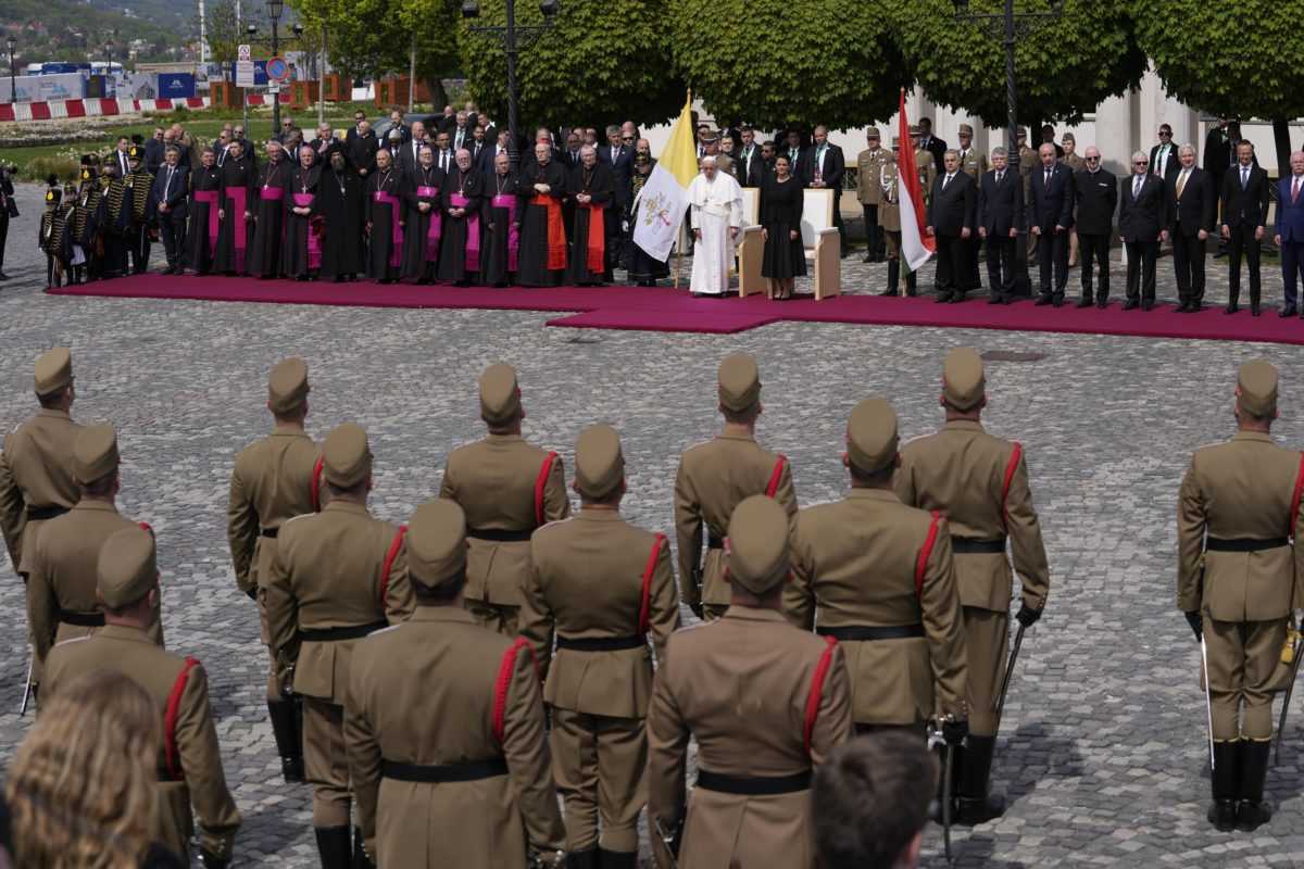 PÃƒÂ¡peÃ…Â¾ FrantiÃ…Â¡ek poÃ„Âas slÃƒÂ¡vnostnÃƒÂ©ho ceremoniÃƒÂ¡lu pred ÃƒÂºradom vlÃƒÂ¡dy v BudapeÃ…Â¡ti.