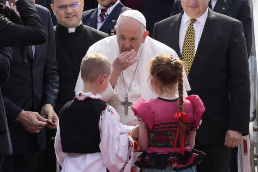 Pápeža Františka vítajú na letisku v Budapešti chlapec a dievča odetí v krojoch chlebom a soľou.