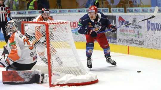 Na snímke zľava brankár Košíc Dominik Riečický a Shane Hanna (Zvolen) vo štvrtom finálovom zápase play off Tipos extraligy.